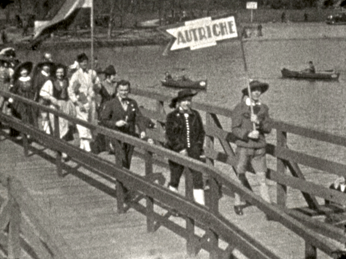 DÉFILÉ DE DÉLÉGATIONS ÉTRANGÈRES SUR L'ÎLE DU SOUVENIR DE LYON